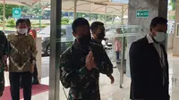 Jenderal Andika Perkasa tiba di Gedung DPR, Sabtu (6/11/2021) untuk menjalani fit and proper test calon Panglima TNI. (Liputan6.com/Nanda Perdana Putra)