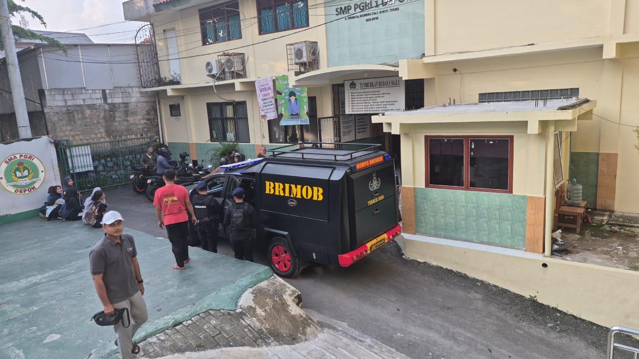 Gegana Brimob dalami dugaan teror bom 10 sekolah di Depok. (Liputan6.com/Dicky Agung Prihanto)