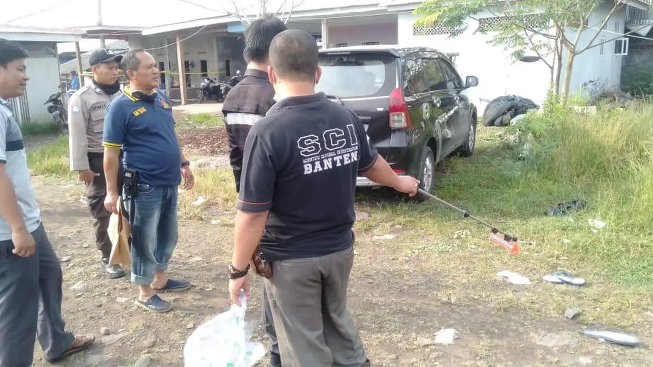 Polisi mengolah TKP peristiwa anak bacok selingkuhan ibunya di Serang, Banten. (Foto: Liputan6.com/Polsek Puloampel)