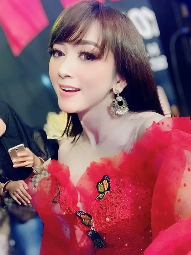 6 Pesona Angely Emitasari, Pedangdut Asal Lamongan yang Kini Jadi Kepala Desa