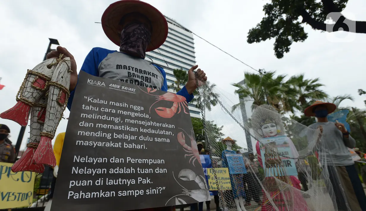 Aksi aktivis dari Koalisi Rakyat untuk Keadilan Perikanan (KIARA) saat berunjuk rasa di depan Balai Kota DKI Jakarta, Rabu (15/7/2020). Mereka menolak reklamasi Ancol dengan menuntut Gubernur DKI Jakarta segera mencabut Kepgub Nomor 237 Tahun 2020. (merdeka.com/Imam Buhori)