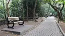 Banyak masyarakat Ibu Kota menjadikan Kawasan Ekowisata Mangrove PIK sebagai tempat healing dari hiruk pikuk kehidupan kota metropolitan tersebut. (Liputan6.com/Herman Zakharia)