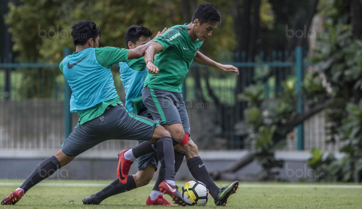 Gelandang Timnas Indonesia, Septian David, berusaha mengontrol bola saat latihan di Lapangan ABC Senayan, Jakarta, Jumat (19/1/2018). Pemusatan latihan ini dilakukan jelang Asian Games 2018. (Bola.com/Vitalis Yogi Trisna)