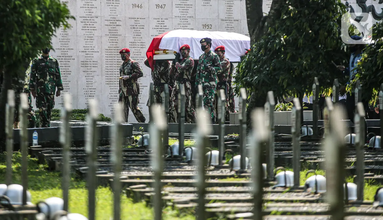 Personel TNI mengusung  jenazah mantan KSAD Jenderal TNI (Purn) Pramono Edhie Wibowo saat pemakaman di Taman Makam Pahlawan Kalibata, Jakarta, Minggu (14/6/2020). Pemakaman Pramono Edhie Wibowo dilaksanakan secara militer. (Liputan6.com/Faizal Fanani)