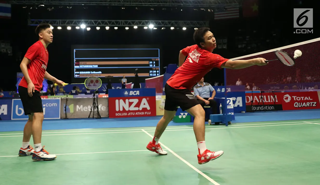 Ganda Putra Hendra Setiawan/Boon Heong Taan mengembalikan kok ke arah Li Junhui/Liu Yuchen (Tiongkok) di babak 16 besar Indonsia Open 2017 di JCC Plenary Hall, Jakarta, Kamis (15/6). Hendra/Boon kalah 15-21, 15-21. (Liputan6.com/Helmi Fithriansyah)