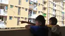 Dua orang anak kecil saat berada di dalam Rusunawa Muara Baru, Jakarta, Kamis (21/05/2015). Fasilitas rusunawa muara baru akan di tambah dan diperlengkap seperti pembangunan Ruang Publik Terpadu Ramah Anak (RPTRA). (Liputan6.com/Herman Zakharia)