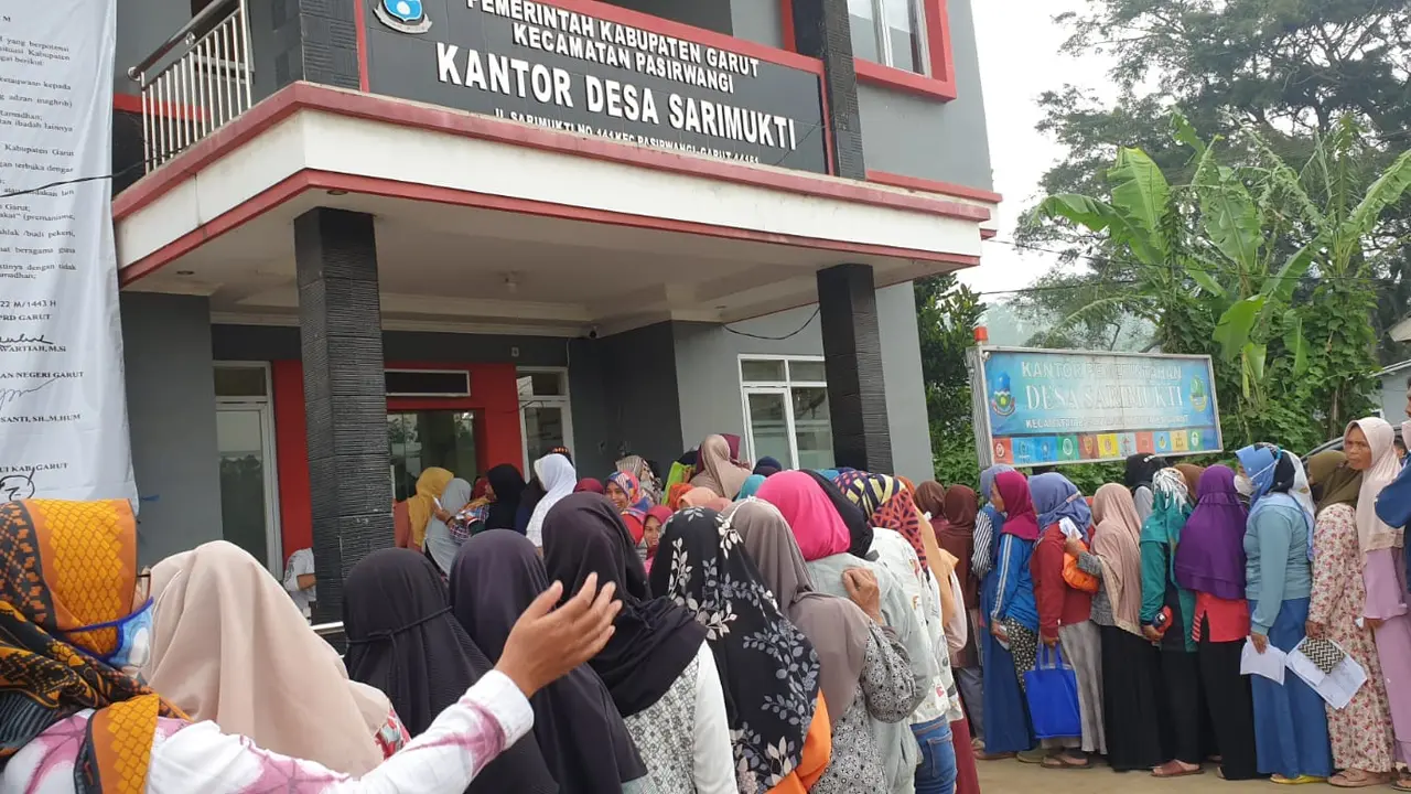 Antrian warga tak terelakan untuk mengambil jatah bantuan BLT minyak goreng di depan kantor desa Sarimukti, Garut.