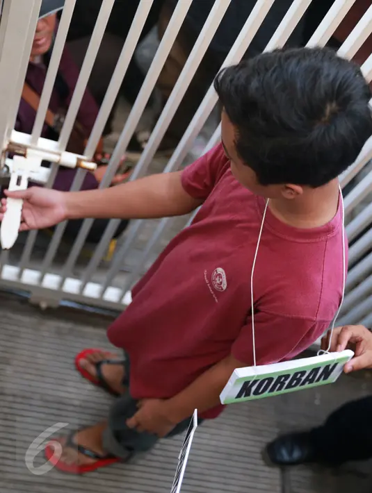 Korban DS yang digantikan perannya melakukan adegan reka ulang kejadian perkara pelecehan seksual di kediaman SJ, Jakarta, Kamis (17/3/2016). SJ menjalani rekonstruksi dengan korban DS sebanyak 34 adegan perkara. (Liputan6.com/Herman Zakharia)