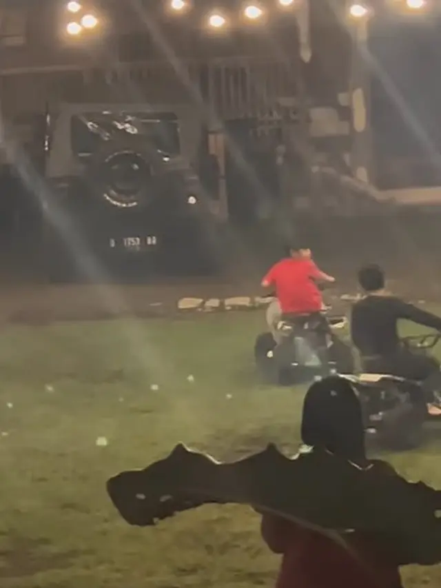 Potret anak Meisya Siregar dan Ahmad Dhani main mini atv (Sumber: Instagram/meisya_siregar dan Instagram/bebi_romeo)