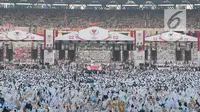 Massa kampanye akbar Pasangan capres-cawapres nomor urut 02 Prabowo Subianto - Sandiaga Uno memadati Stadion Utama Gelora Bung Karno (SUGBK), Senayan, Jakarta, Minggu (7/4/2019). Sebagian besar simpatisan kompak menggunakan pakaian putih-putih. (merdeka.com/Arie Basuki)