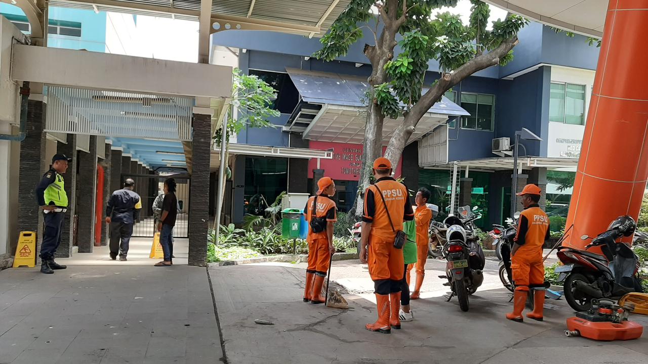 Petugas Dinas Pemadam Kebakaran dan Penanggulangan Bencana DKI Jakarta serta Pekerja Penanganan Sarana dan Prasarana Umum (PPSU) dikerahkan bantu penanganan banjir di RSCM.