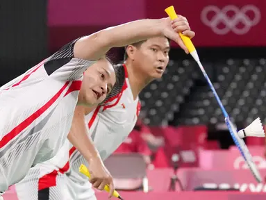 Pil pahit harus ditelan pasangan ganda campuran Indonesia, Praveen Jordan/Melati Daeva Oktavianti, usai langkahnya terhenti di babak perempat final Olimpiade Tokyo 2020. (Foto: AP/Dita Alangkara)