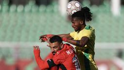Pemain Mesir, Mohamed Salah (kiri) berduel udara dengan pemain Benin, Imourane Hassane dalam laga 16 besar Piala Afrika 2025 di Grand Stadium, Agadir, Maroko, Senin (05/01/2026) waktu setempat. (AFP/Franck Fife)