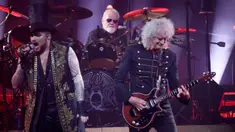 Drummer band rock Queen Roger Taylor (tengah), gitaris Brian May, dan vokalis Adam Lambert (kiri) tampil di atas panggung saat konser tur Eropa Queen dan Adam Lambert di Bologna, Italia, 11 Juli 2022. Queen dan Adam Lambert saat ini sedang dalam tur Eropa. (Michele Nucci/LaPresse via AP)