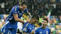 Pemain Italia merayakan gol yang dicetak Gianluca Mancini (tengah) ke gawang Israel dalam lanjutan Kualifikasi Piala Dunia 2026 zona Eropa yang digelar di Bluenergy Stadium, Udine, Italia, Rabu (15/10/2025) dini hari WIB. Italia menang 3-0 atas Israel dalam laga ini. (Stefano RELLANDINI / AFP)