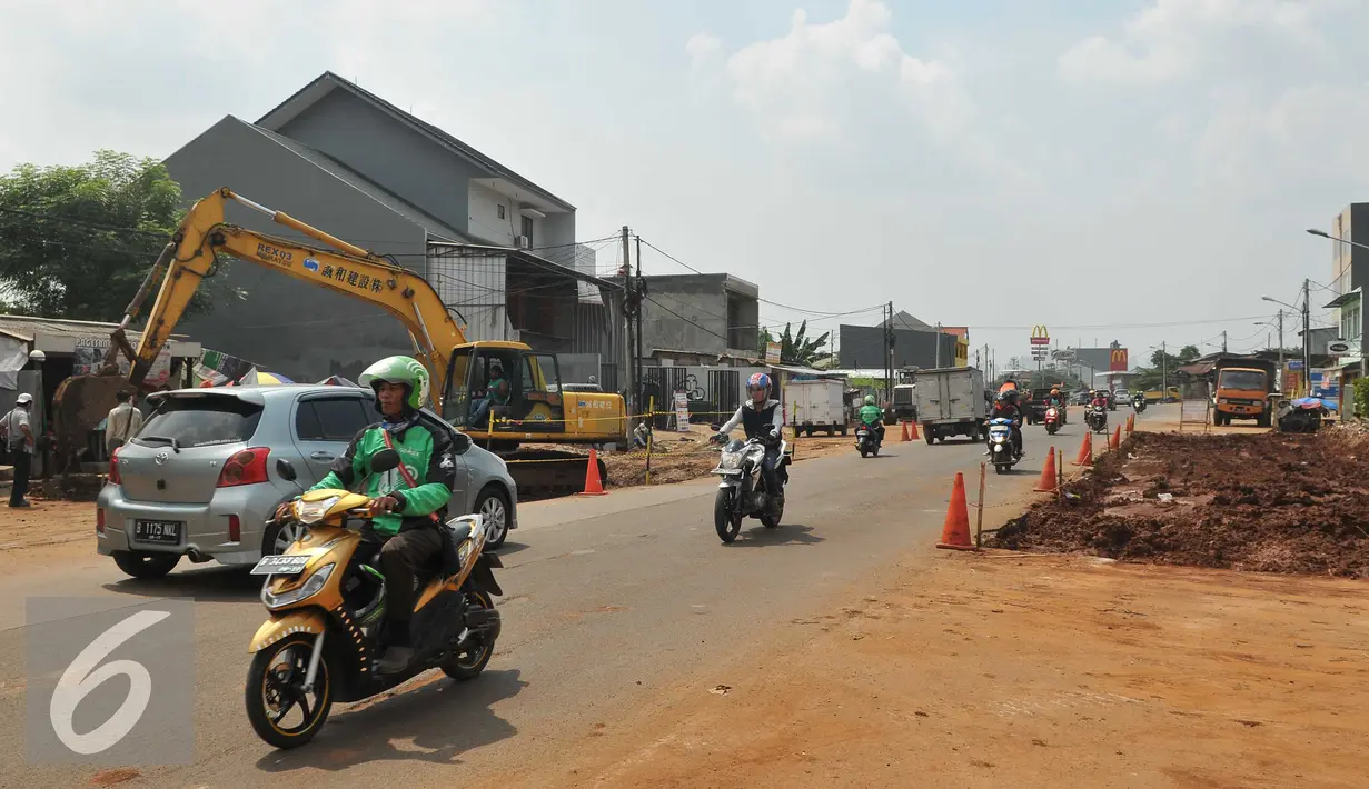 Sejumlah kendaraan saat melintas di Jalan Joglo Raya, Jakarta, Senin (25/4). Jalan yang selalu macet pada jam kantor tersebut kini masih menyisahkan beberapa pembebasahan lahan seperti tanah Wakaf Masjid. (Liputan6.com/Gempur M Surya)