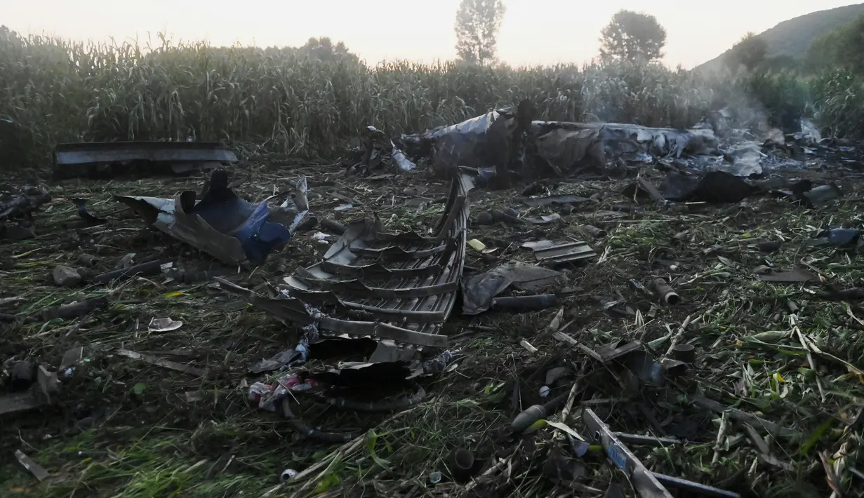 Puing-puing pesawat kargo Antonov terlihat di desa Palaiochori di utara Yunani, setelah dilaporkan jatuh pada Sabtu di dekat kota Kavala, Minggu (17/7/2022). Pejabat daerah setempat menyebut tim pemadam kebakaran kesulitan mendekati lokasi jatuhnya pesawat karena ledakan terus-terusan terjadi. (AP Photo/Giannis Papanikos)