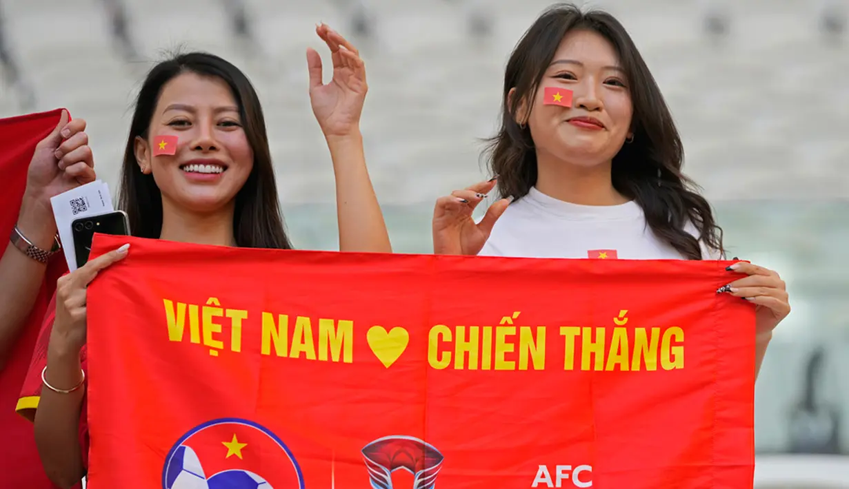 Suporter Vietnam bersorak untuk tim mereka sebelum dimulainya pertandingan sepak bola Grup D Piala Asia antara Jepang dan Vietnam di Stadion Al Thumama, Doha, Qatar, Minggu (14/1/2024). (AP Photo/Thanassis Stavrakis)