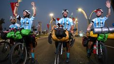 Sebagai salah satu tim unggulan di ajang Piala Dunia 2022 Qatar yang kurang dari dua minggu lagi akan dimulai, Argentina terus mendapat dukungan dari para fansnya. Kali ini support datang dari empat pesepeda asal Argentina yang melakukan tur lintas benua menuju Qatar. (AFP/Kirill Kudryavtsev)