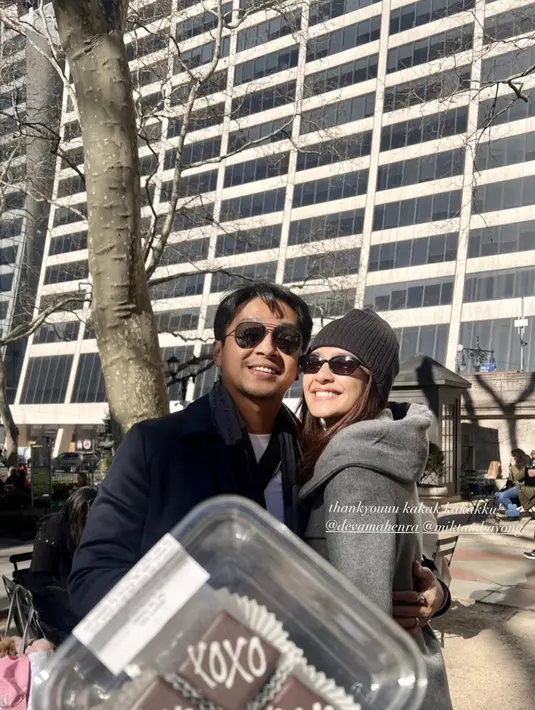 Tentu outfit yang dipakai tampil kontras. Di NYC, mereka pakai pakaian berlapis untuk menghalau dingin [@bebytsabina]