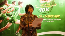 Perwakilan PT Nestlé Indonesia, Prawitya Soemadijo memberikan keterangan saat konferensi pers di Balai Kota DKI Jakarta (15/6). Lomba lari tersebut akan dimeriahkan dengan kategori baru yaitu 5K dan Family Run. (Liputan6.com/Gempur M Surya)