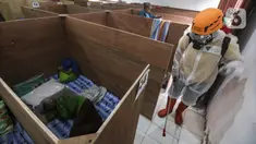 Relawan mendisinfeksi bilik pengungsi Gunung Merapi di Barak Pengungsian Glagaharjo, Cangkringan, Sleman, Yogyakarta, Jumat (20/11/2020). Penyemprotan yang dilakukan dua hari sekali ini untuk mencegah penularan COVID-19. (Liputan6.com/Johan Tallo)