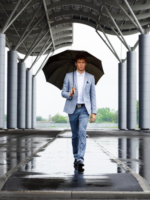 Ilustrasi menunggu hujan reda