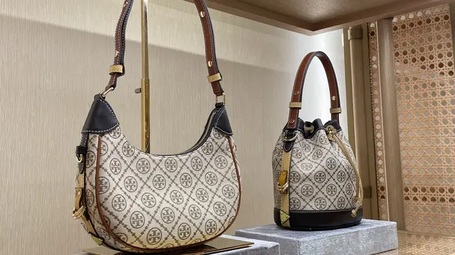 Tory Burch Indonesia Rayakan 1 Dekade dengan Koleksi Tas Ekslusif dan Instalasi Logo Raksasa di Plaza Senayan