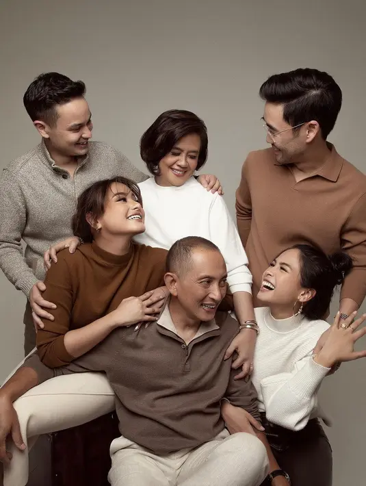 Beragam pujian membanjiri unggahan Instagram Maudy Ayunda yang satu ini. Nggak sedikit netizen yang menyinggung tentang penampilan rupawan semua anggota keluarga Maudy Ayunda.  [Foto: IG/maudyayunda].