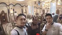 Arie K Untung berkesempatan mengunjungi rumah berlapis emas di Palu, Sulawesi Tengah (Dok.YouTube/Cerita Untungs)