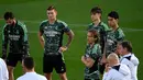 Gelandang Real Madrid Luka Modric (tengah) mengambil bagian dalam sesi latihan jelang menjamu Celtic pada matchday terakhir Grup F Liga Champions di Valdebebas, pinggiran Madrid, Selasa (1/11/2022). Madrid saat ini memimpin Grup F dengan 10 poin, diikuti RB Leipzig (9), Shakhtar Donetsk (6), dan Celtic (2). (PIERRE-PHILIPPE MARCOU / AFP)