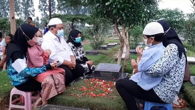 5 Momen Keluarga Olga Syahputra Ziarah, Rayakan Ulang Tahun Sang Mendiang