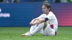 Pemain Kroasia, Luka Modric, tampak lesu setelah ditahan imbang Albania pada laga Grup B di Volksparkstadion, Hamburg, Rabu (19/6/2024). Kroasia bermain imbang 2-2. (AFP/Christophe Simon)