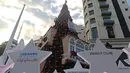 Sebuah pohon Natal dipasang di daerah Ashrafieh di Beirut, Lebanon, 6 Desember 2020. Sebuah pohon Natal dipasang dengan desain yang melambangkan rekonstruksi daerah yang terkena dampak ledakan tersebut. (Xinhua/Bilal Jawich)