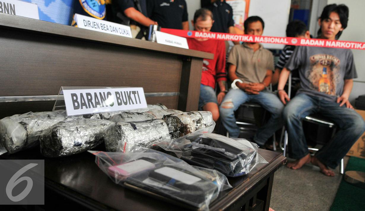 BNN berhasil membongkar gudang narkoba yang disinyalir merupakan bagian dari jaringan lapas, Jakarta, Rabu (15/6). Bersama Bea Cukai, BNN berhasil mengamankan barang bukti 40kg sabu kristal dari dalam 9 pipa besi. (Liputan6.com/Yoppy Renato)