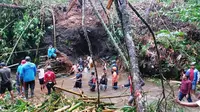 Proses evakuasi korban tertimbun rumpun bambau di Lumajang (Istimewa)