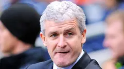Manchester City's English manager Mark Hughes takes his seat before an FA cup third round football match against Nottingham Forest at The City of Manchester Stadium in Manchester, on January 3, 2009. AFP PHOTO/ANDREW YATES
