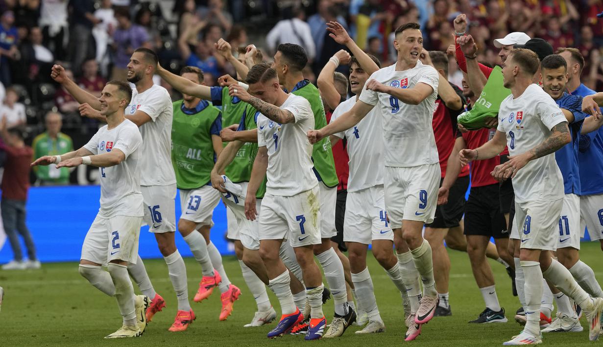 Selebrasi para pemain Timnas Slovakia merayakan kemenangan 1-0 atas Timnas Belgia setelah berakhirnya laga Grup E Euro 2024 di Waldstadion, Frankfurt, Jerman, Senin (17/6/2024). (AP Photo/Michael Probst)