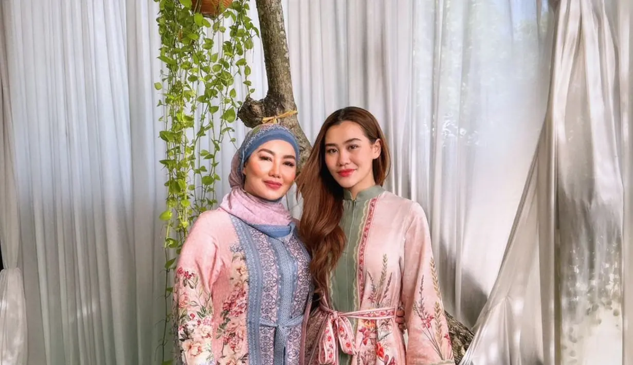 Begitu juga saat Lebaran, Reza tampil dalam balutan gamis floral nuansa pink-biru yang dipadukan hijab selaras.  [@rezaartameviaofficial]