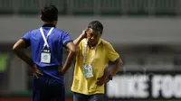 Pelatih Persela Lamongan, Hery Kiswanto saat memimpin timnya melawan PS TNI pada lanjutan Liga 1 Indonesia 2017 di Stadion Pakansari, Bogor, Sabtu (27/5/2017). (Bola.com/Nicklas Hanoatubun)