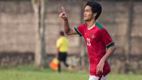 Pemain Timnas Indonesia U-19, Muhammad Rafli, merayakan gol yang dicetaknya ke gawang PPLM di Lapangan NYTC Sawangan, Depok, Jawa Barat, Jumat (5/8/2016). Timnas Indonesia U-19 menang 3-0 atas PPLM. (Bola.com/Vitalis Yogi Trisna)