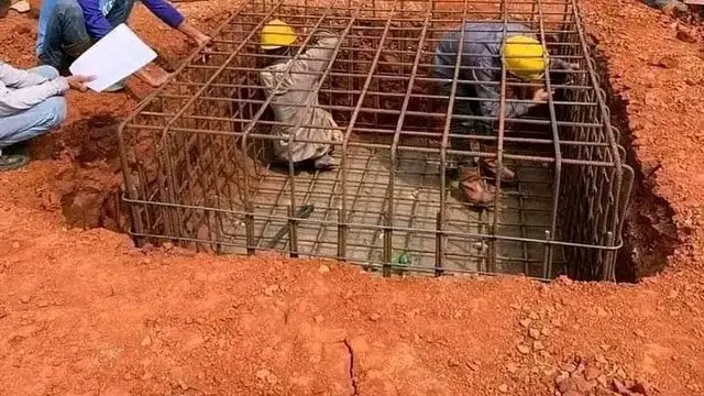 Tukang Bangunan Mempersulit Diri