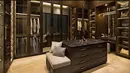 Walk in closet juga didesain dengan perpaduan gaya klasik modern. Ruangan ini seperti toko yang menjual barang-barang mewah. [Youtube/DMC Architect &Interior Studio]