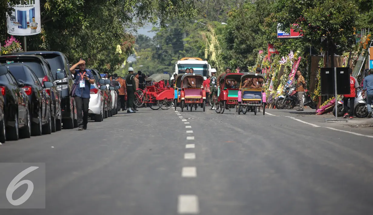 Sejumlah becak mengantar tamu undangan dari parkiran menuju Gedung Saba, Solo, Kamis (11/6/2015). Sebanyak 200 becak disediakan untuk mengantar tamu undangan menuju tempat resepsi pernikahan selvi dan gibran di Gedung Saba. (Liputan6.com/Faizal Fanani)