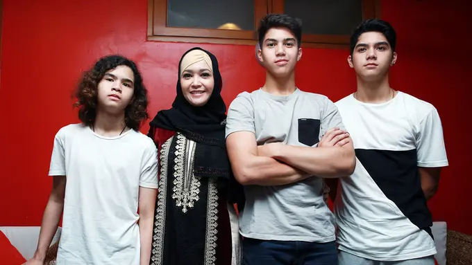 Maia Estianty bersama Al, El, dan Dul