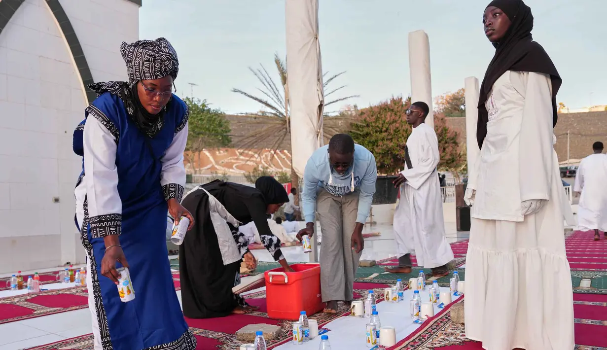 Buka puasa (Iftar) di Dakar, Senegal, merupakan momen yang kental dengan semangat komunitas dan keramahan khas setempat yang disebut Teranga. Tampak dalam foto, orang-orang bersiap untuk iftar, yaitu berbuka puasa selama bulan suci Ramadan di Dakar, Senegal, Kamis, 5 Maret 2026. (AP Photo/Misper Apawu)