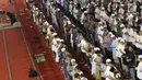 Umat muslim melaksanakan ibadah salat jumat di Masjid Istiqlal, Jakarta, Jumat (15/6). Salat Jumat di Hari Raya Idul Fitri itu diikuti ribuan umat yang memadati ikon mesjid di Ibukota tersebut. (Liputan6.com/Immanuel Antonius)