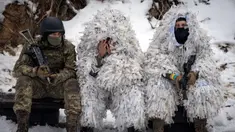Anggota Batalyon Siberia etnis Rusia pro-Ukraina beristirahat di pelatihan militer dekat Kiev, Ukraina, Rabu (13/12/2023). Militer Ukraina telah membentuk batalyon tentara yang seluruhnya terdiri dari warga negara Rusia yang ingin berperang melawan invasi Rusia. (AP Photo/Efrem Lukatsky)