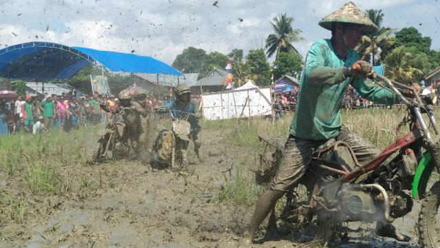 Gaya Petani Konawe Adu Balap Motor Trail di Sawah