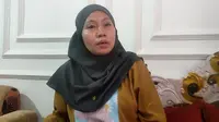 Oshin Novita, istri Brigadir RAT saat diwawancarai wartawan di Manado pada, Jumat (27/4/2024) malam.